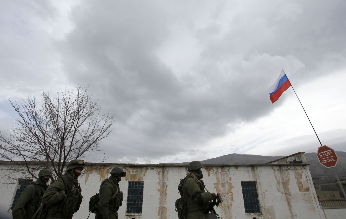 Российские солдаты маршируют перед украинской военной базой Перевальное. 4 марта 2014 года.