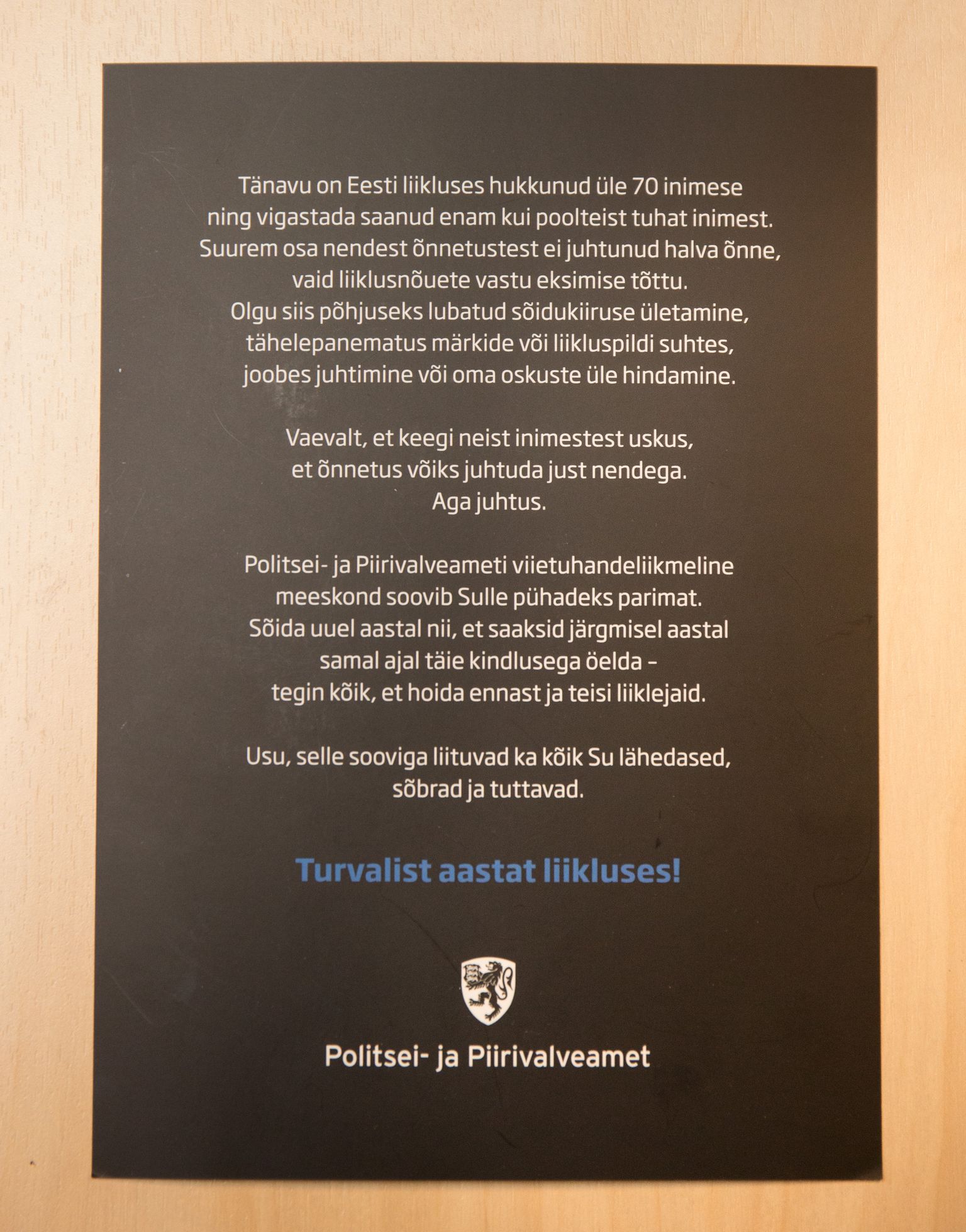 Politsei must jõulukaart.
