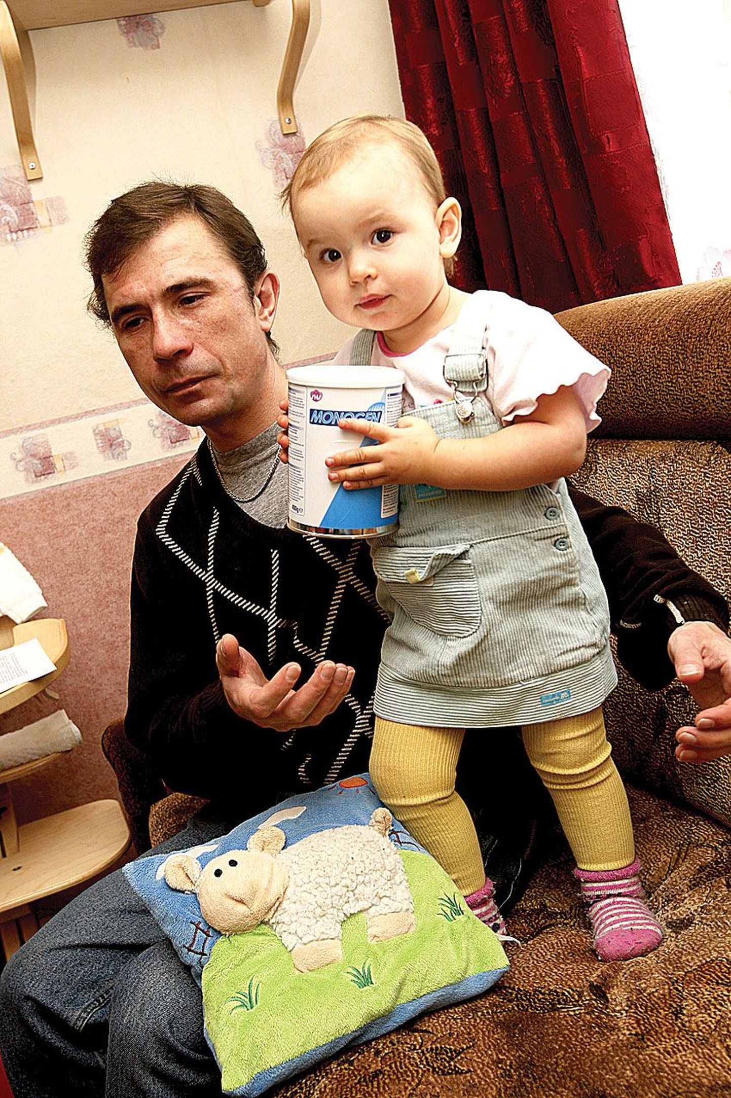Isa Vitali Pleskovski koos oma haruldase tütre Albiinaga.