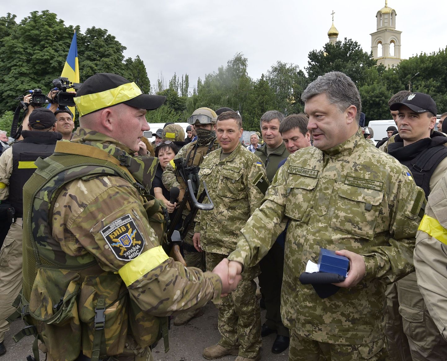 Ukraina president Petro Porošenko külastas Slovjanskit ja jagas sealsetele julgeolekujõududele tunnustust.