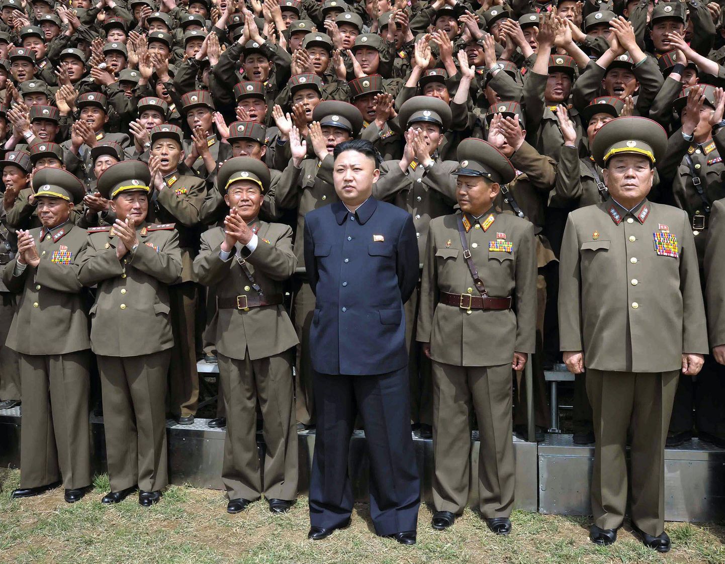 Põhja-Korea liider Kim Jong-Un ja sõjaväelased