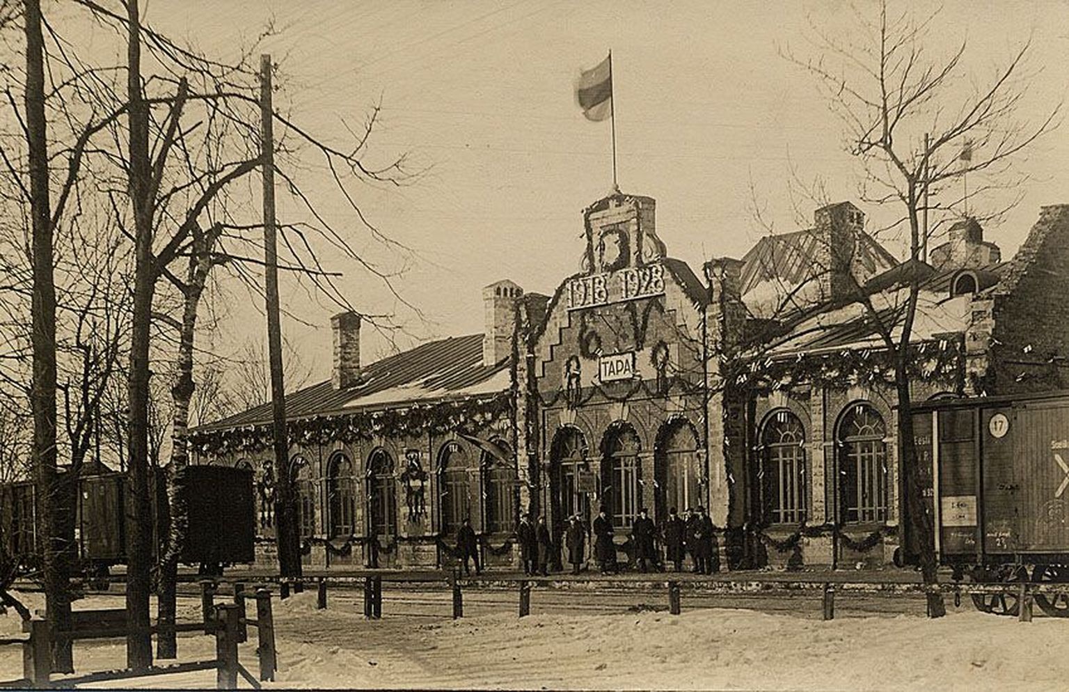 Tapa raudteevaksal piduehtes enne idatiiva ümberehitamist vabariigi 10. aastapäeval 1928.