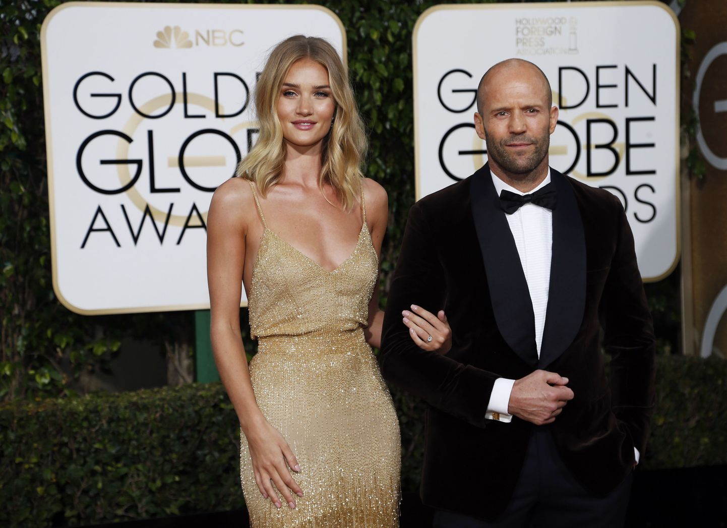 Rosie Huntington-Whiteley and Jason Stratham arrive at the 73rd Golden Globe Awards in Beverly Hills, California January 10, 2016.  REUTERS/Mario Anzuoni