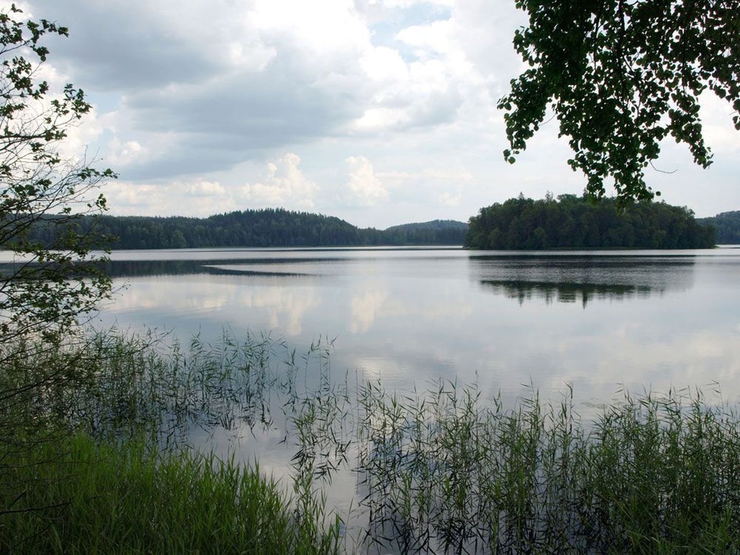 Viie saarega Pühajärv: kahtlemata Eesti kaunimaid järvi. Järve ümber vonkleb 13 km pikkune valge-kollase-valge märgistusega matkarada ning kulgeb 11 km pikkune suurepäraselt asfalteeritud ring.