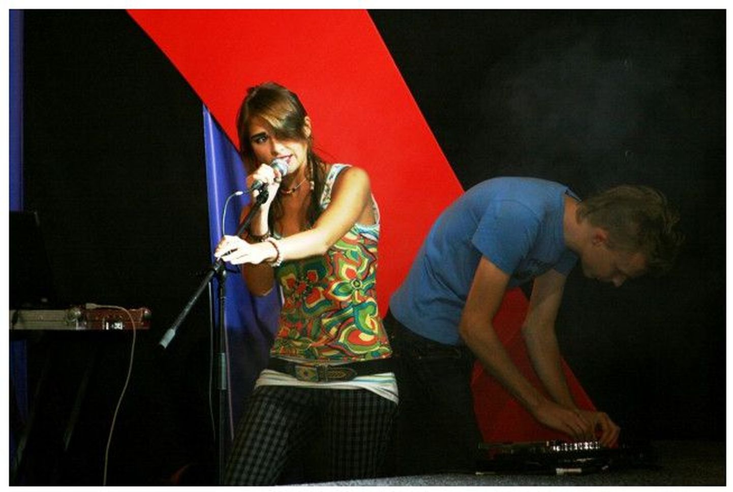 Mimicry pääses Eesti Laul 2010 finaali. Mimicry segab electroclashi psühhedeelse techno, etnobiitide ja garaažirokiga.