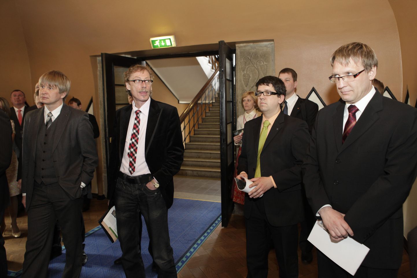 Vastsed riigikogu liikmed oma uue töökohaga tutvumas. Paremal Peeter Võsa, tema kõrval Priit Sibul, kelle kõrval omakorda seisab Viktor Vassiljev.