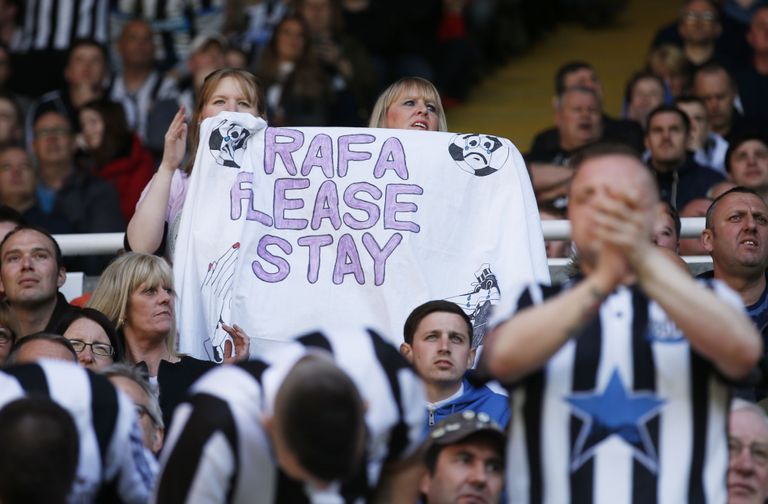 Newcastle'i fännid palusid hooaja viimaste mängude ajal, et Benitez klubis jätkaks. FOTO: Scanpix