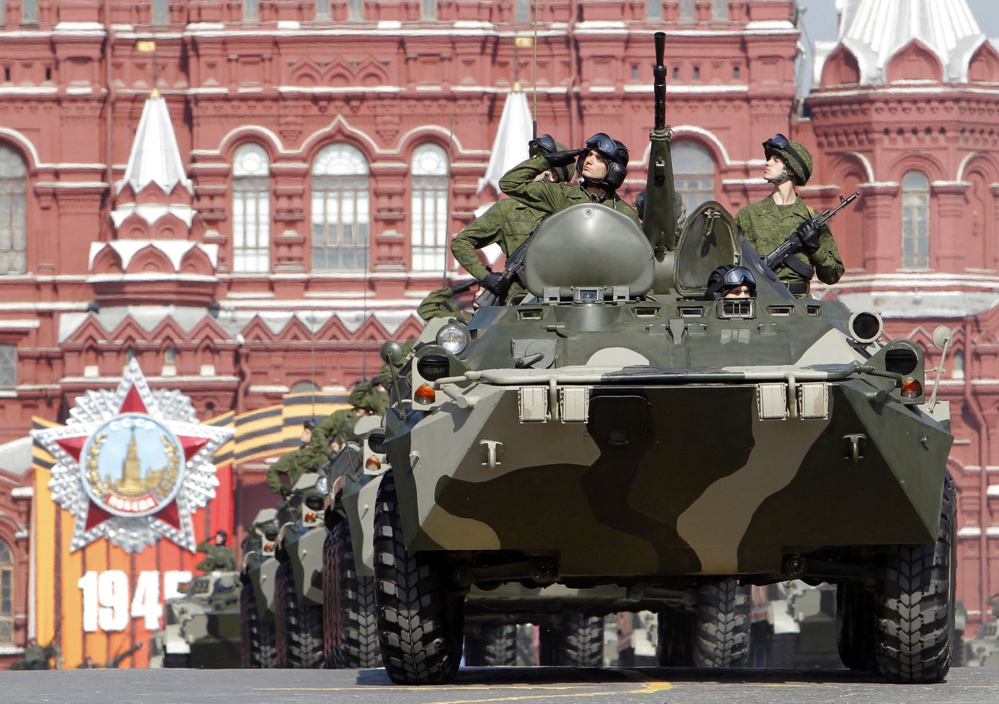 Militaarmasinad paraadil Punasel väljakul Moskvas.