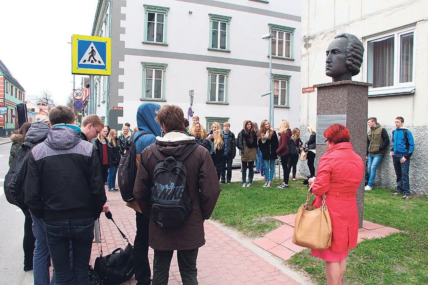 Ülelinnalisel orienteerumismängul otsisid õpilased linnas baltisakslaste jälgi.