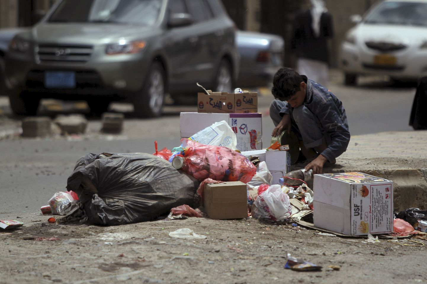 Süüa otsiv poiss Jeemeni pealinnas Sanaas.
