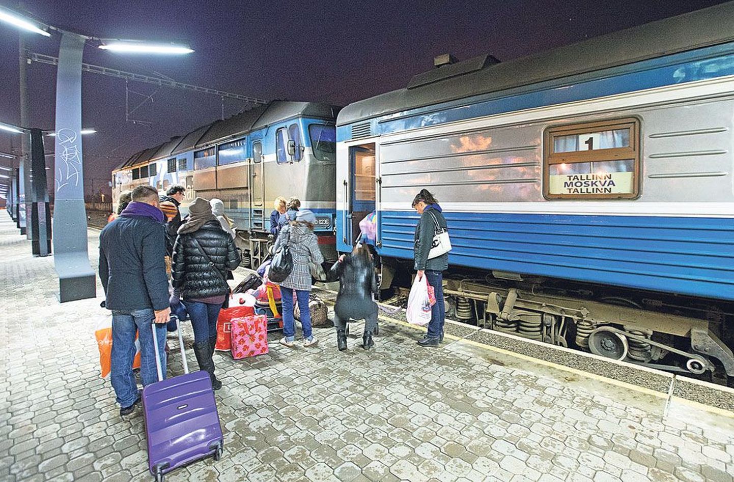 Tallinna-Moskva liinil kurseerib kaks GoRaili rongi, mis väljuvad mõlemast suunast õhtupoolikul. Reisijad tõttamas eile õhtul kell 18 Balti jaamast väljunud rongile.