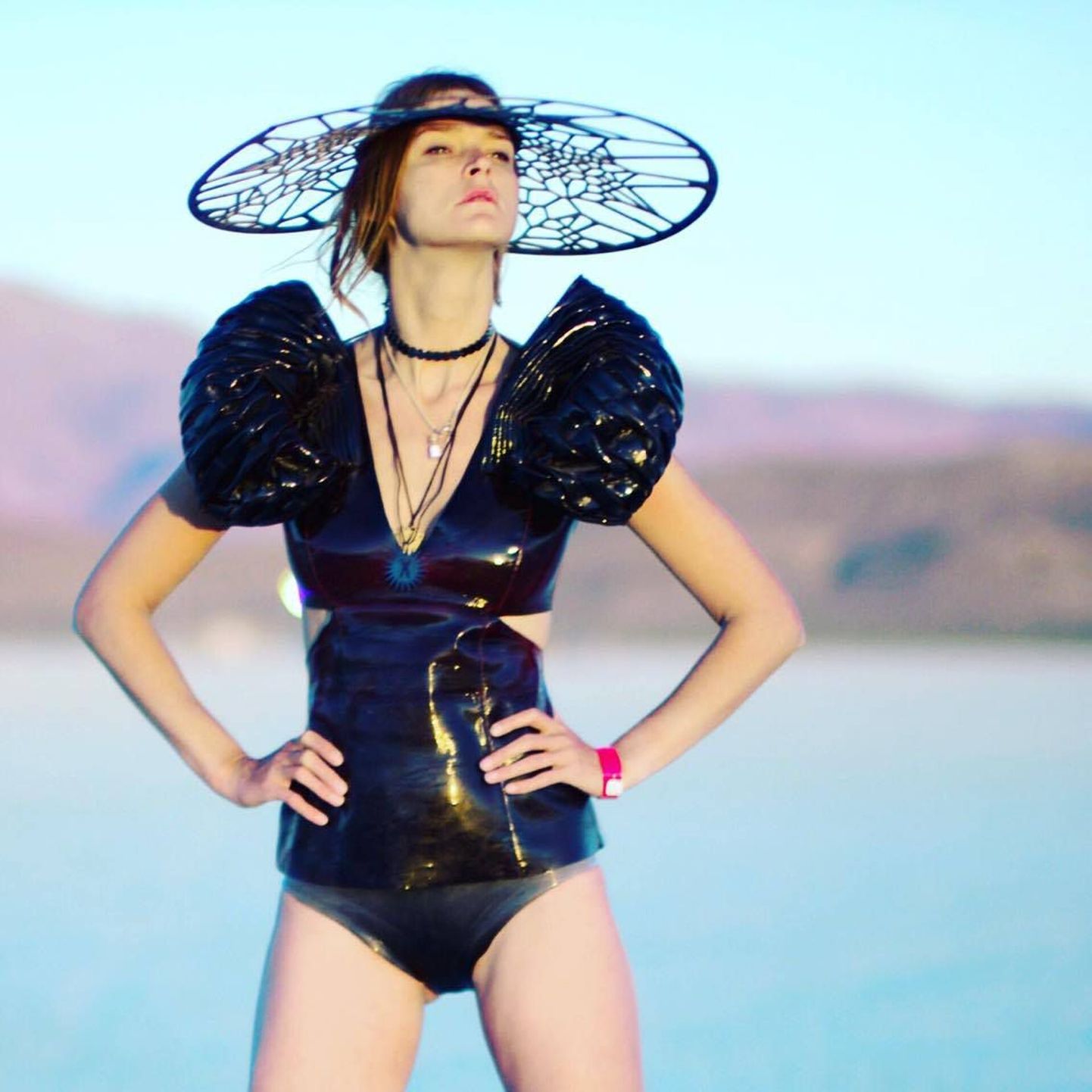 Carmen Kass festivalil Burning Man moelooja Liisi Eesmaa loomingus. Aksessuaarid valmisid Liisil koostöös arhitekt Sille Pihlakuga