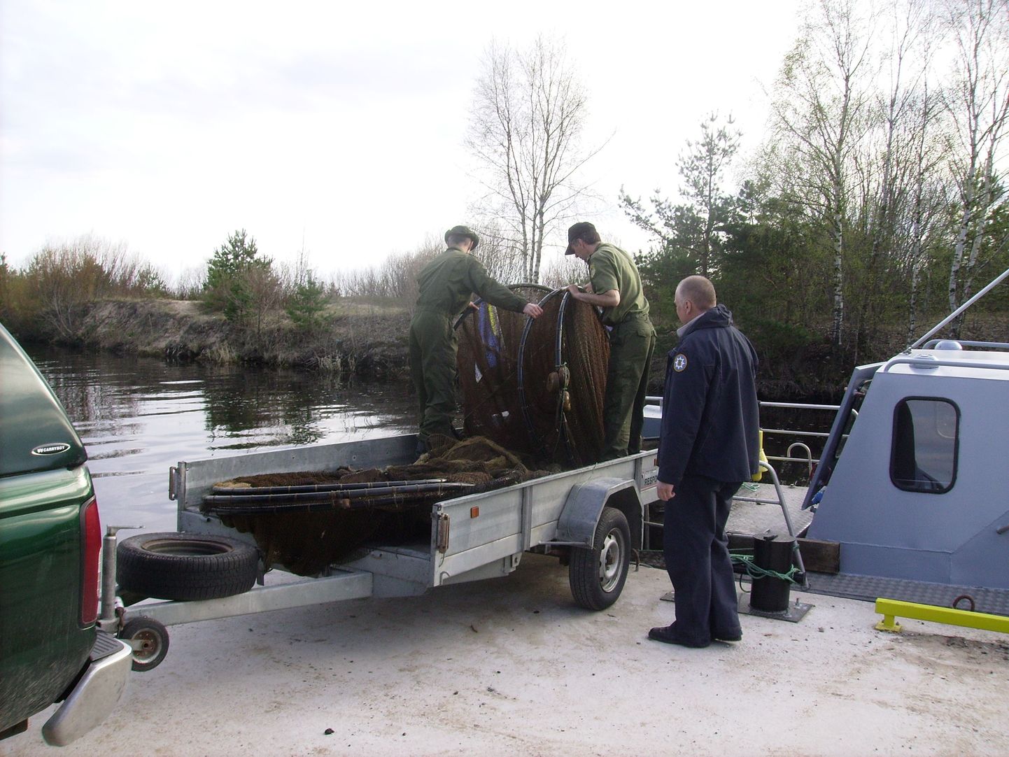 Инспекторы проверили рыбаков на озерах.