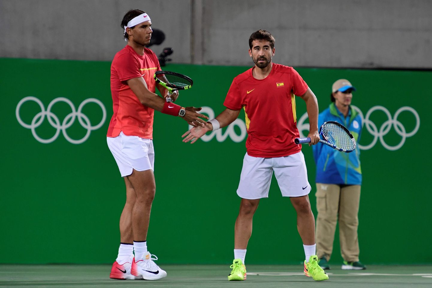 Rafael Nadal (vasakul) and Marc Lopez paarismängu olümpiafinaalis.