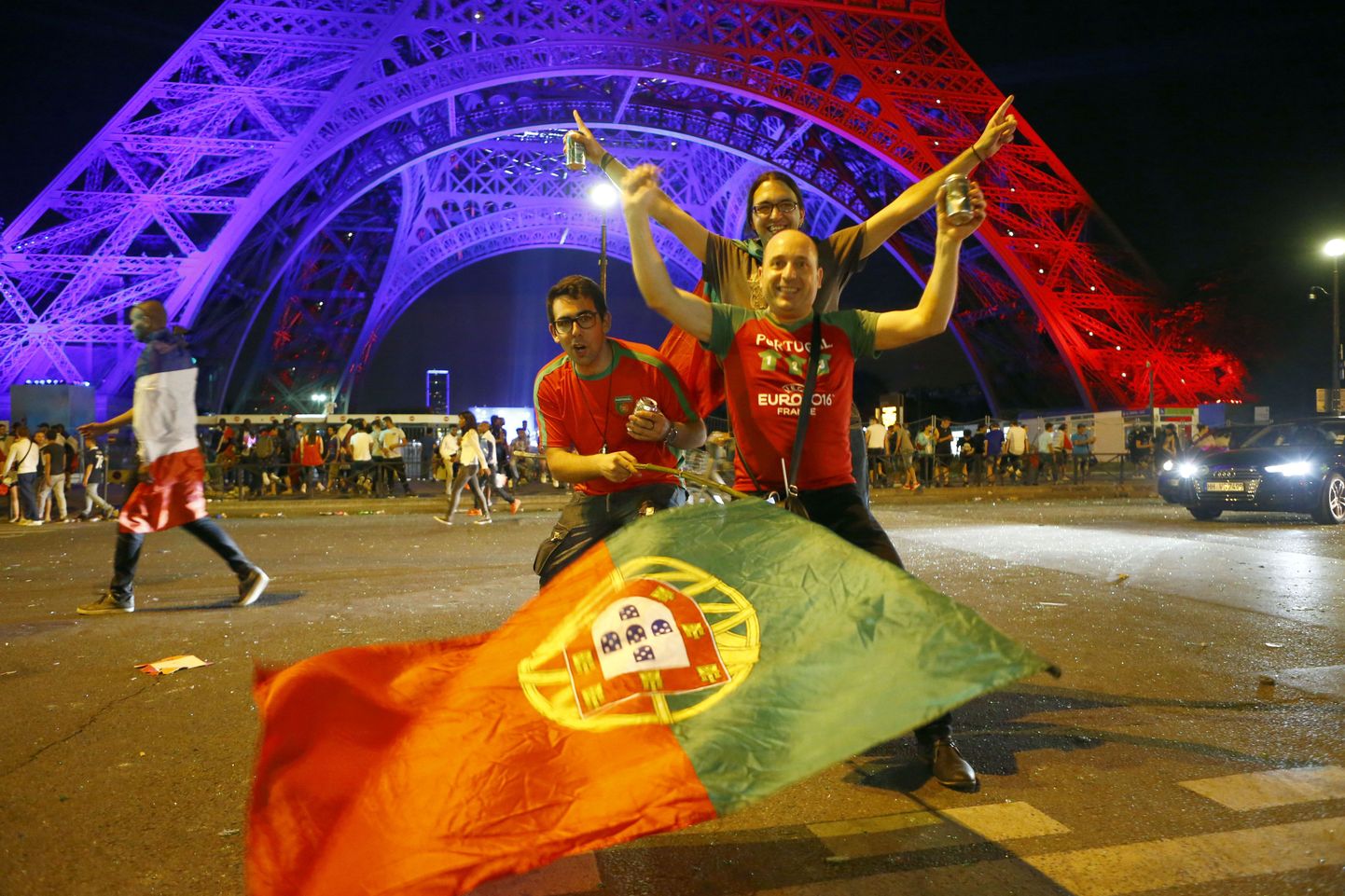 Portugali jalgpallimeeskonna toetajad eile hilisõhtul Eiffeli torni juures