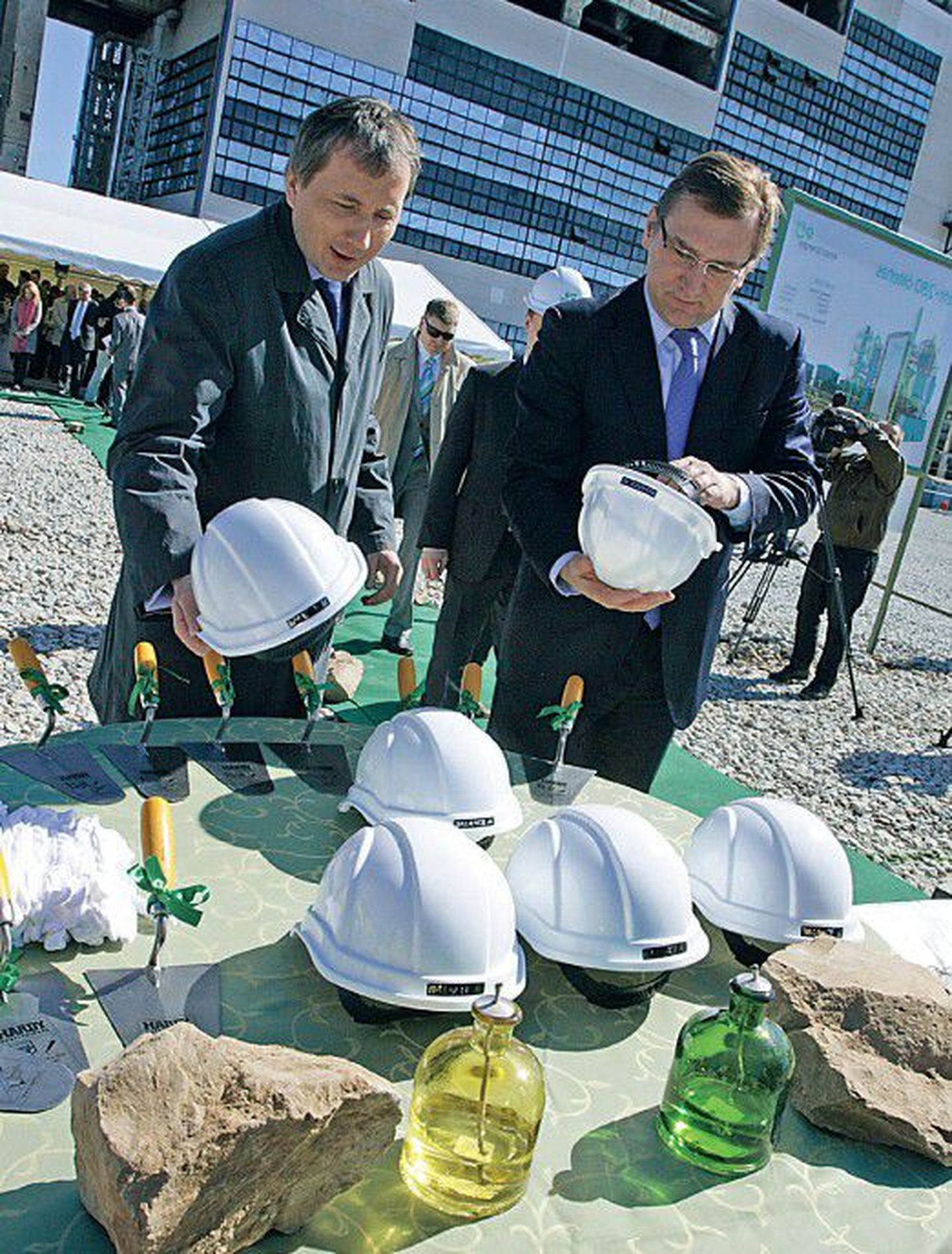 В минувший понедельник глава ЕЕ Сандор Лийве (слева) и министр экономики Юхан Партс заложили краеугольный камень завода по производству масел Enefit 280.