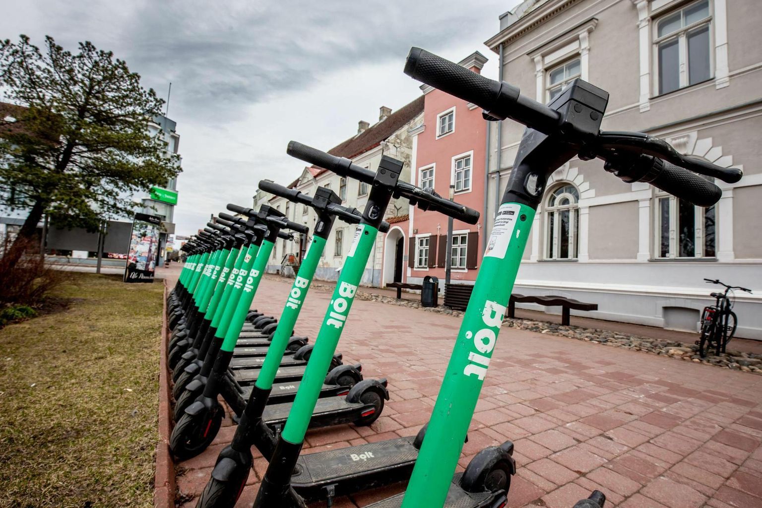 Bolti elektritõukerattad. Kuna inimesed ei taha elektritõukse viisakalt parkida, on Põhjala riigid neile karmimad reeglid välja mõelnud.