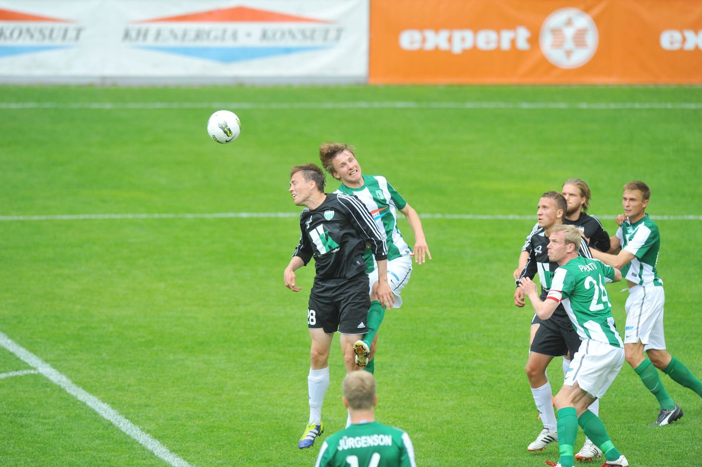 FC Flora (rohelises) ja Tallinna Levadia mängijad omavahel heitlemas.