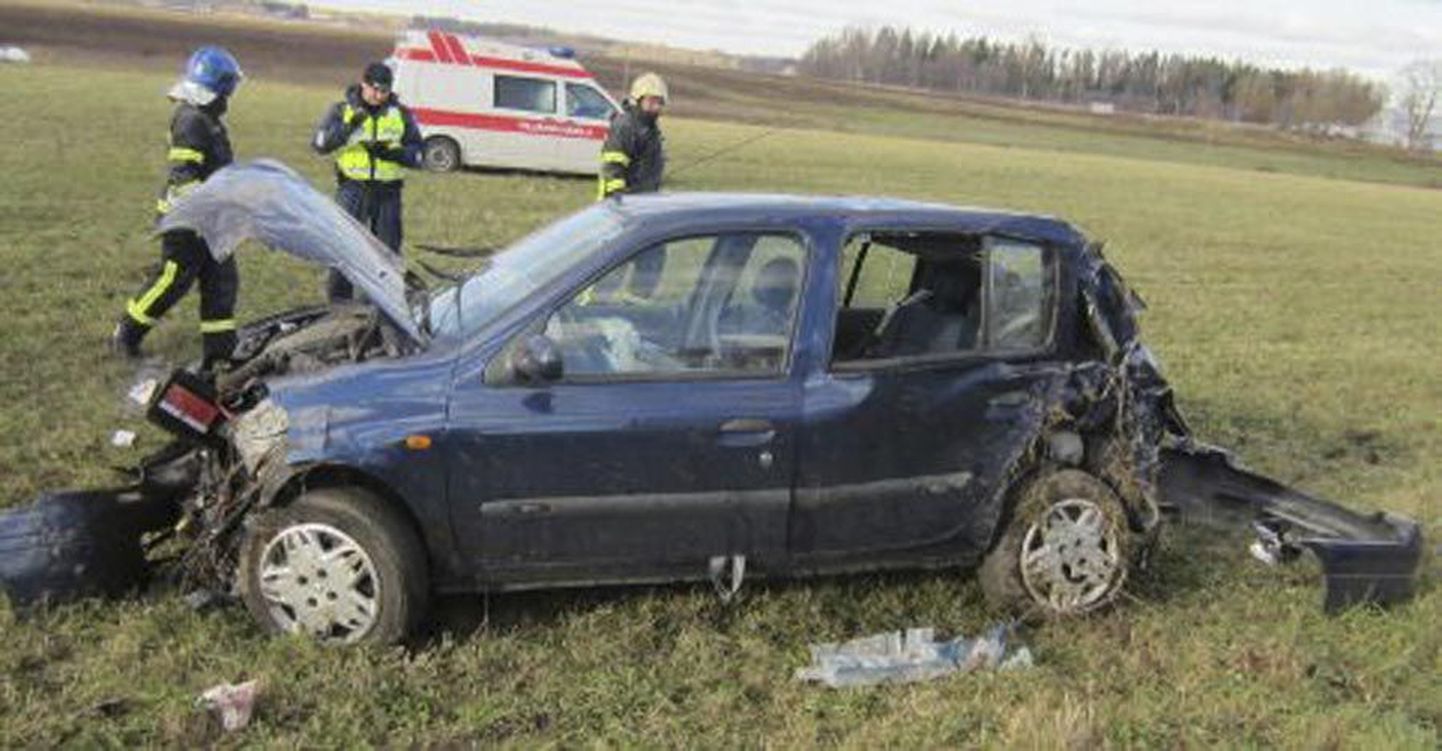 See õnnetus juhtus Viljandi lähistel septembri keskel ning haiglasse viidi autos olnud kolm last ning üks täiskasvanu.