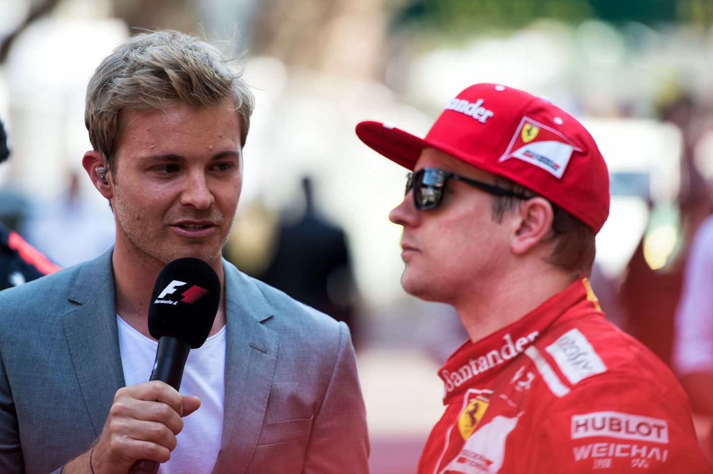 Pettunud Kimi Räikkönen (paremal) Monaco GP järel Nico Rosbergile kommentaare jagamas.