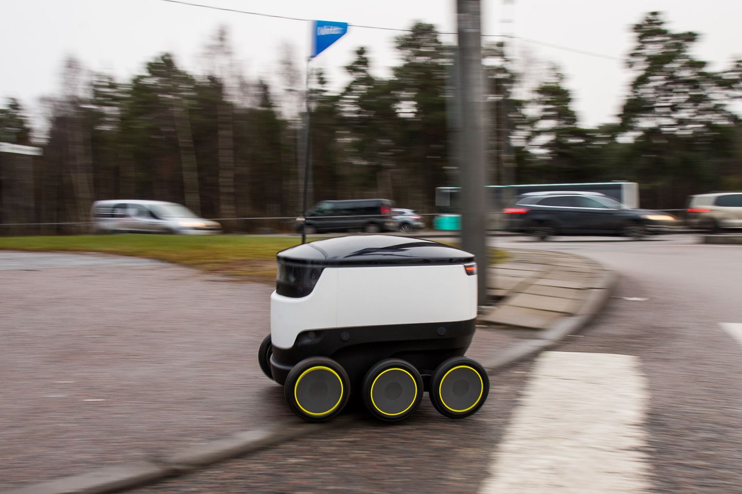 Starshipi pakiveorobot toimetas Tallinnas toidu restoranist kliendi koju