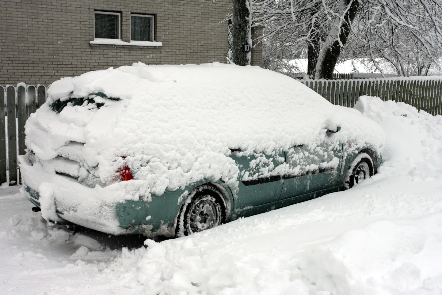 Lume alla mattunud auto Tallinnas.