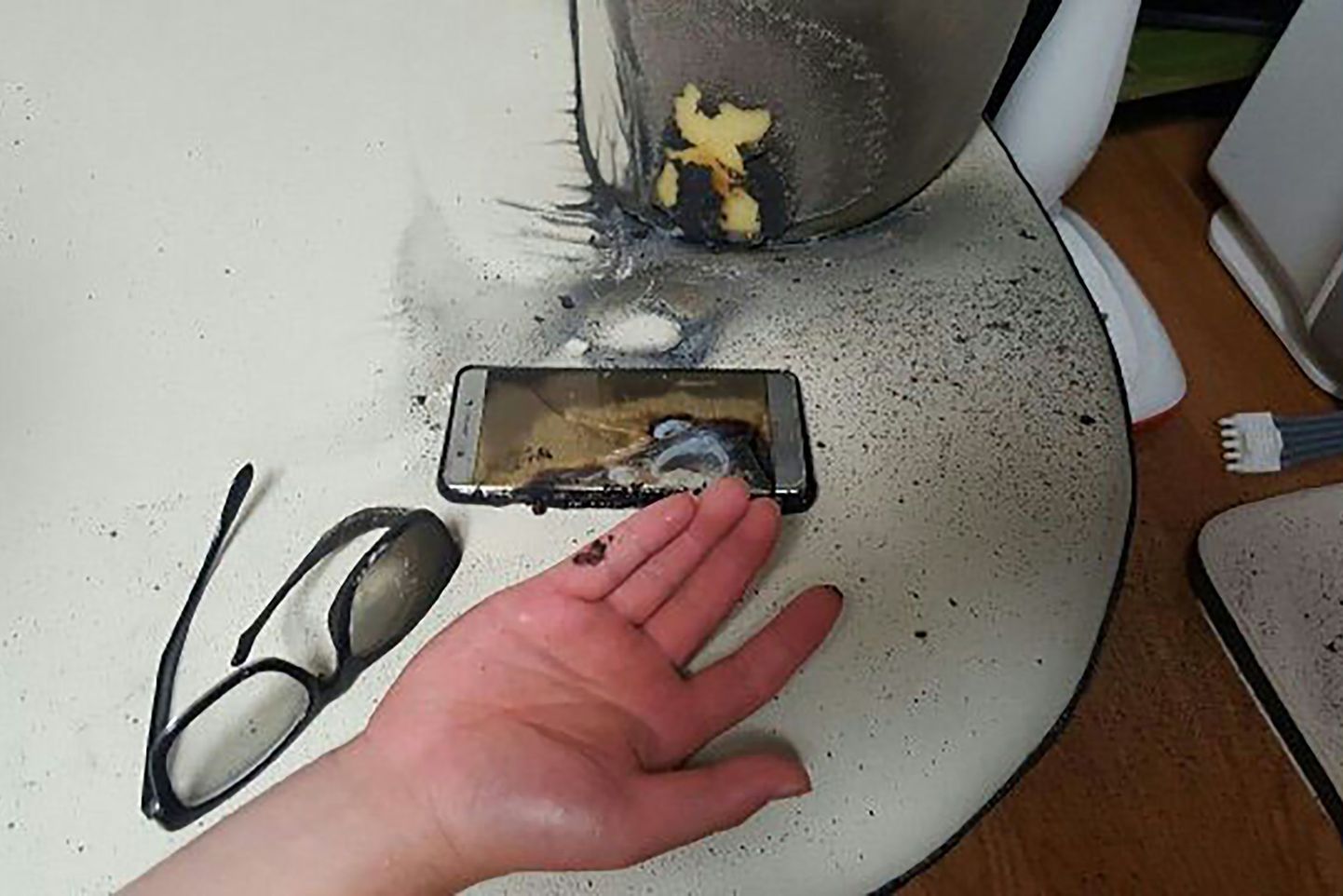 Взрывы и возгорания смартфонов Galaxy Note 7 связаны с неполадками аккумулятора.