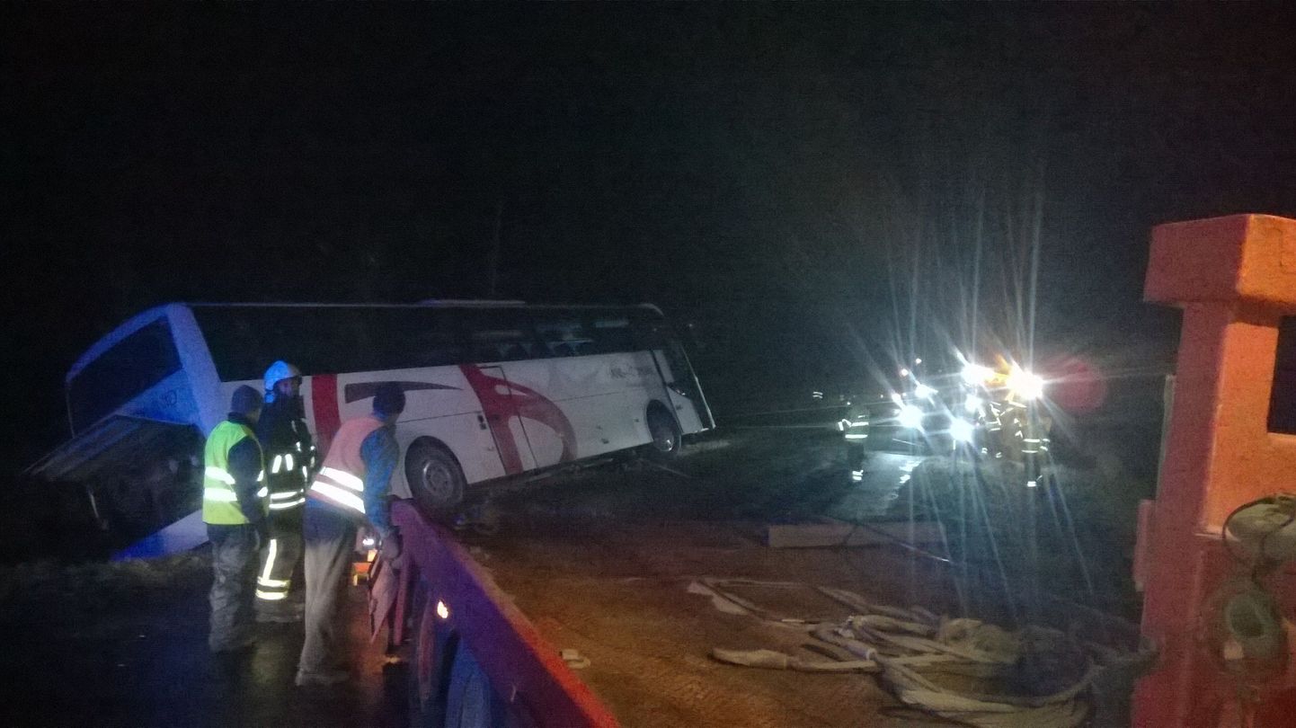 Liinibuss sõitis Audru vallas Liu Sadama bussipeatuse juures kraavi.