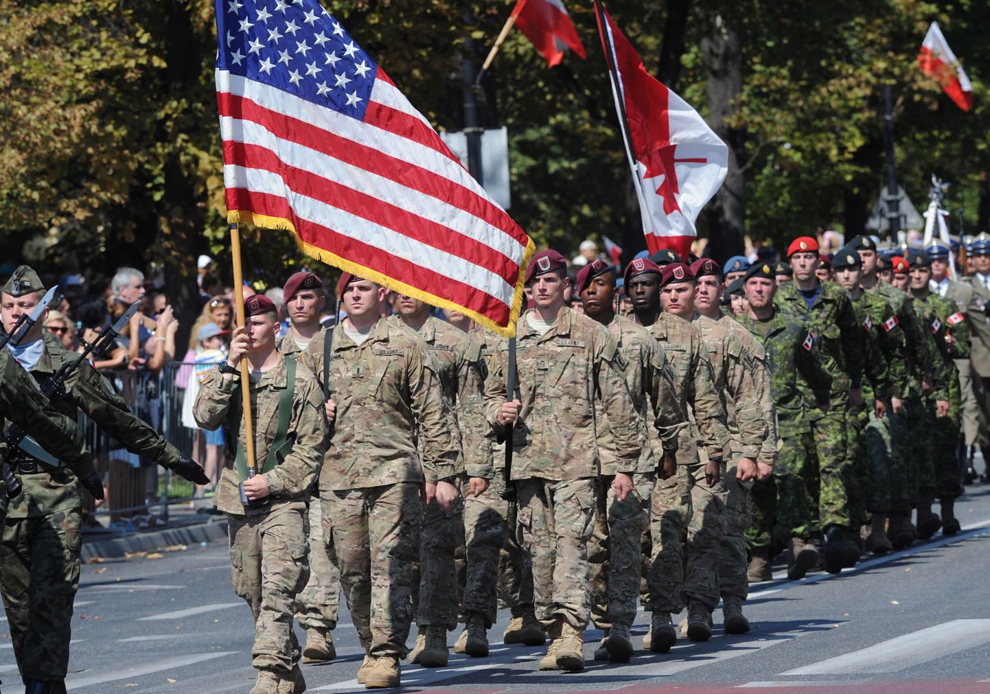 Poolas teeninud USA ja Kanada sõdurid nende mullusuvisel relvajõudude paraadil marssimas.