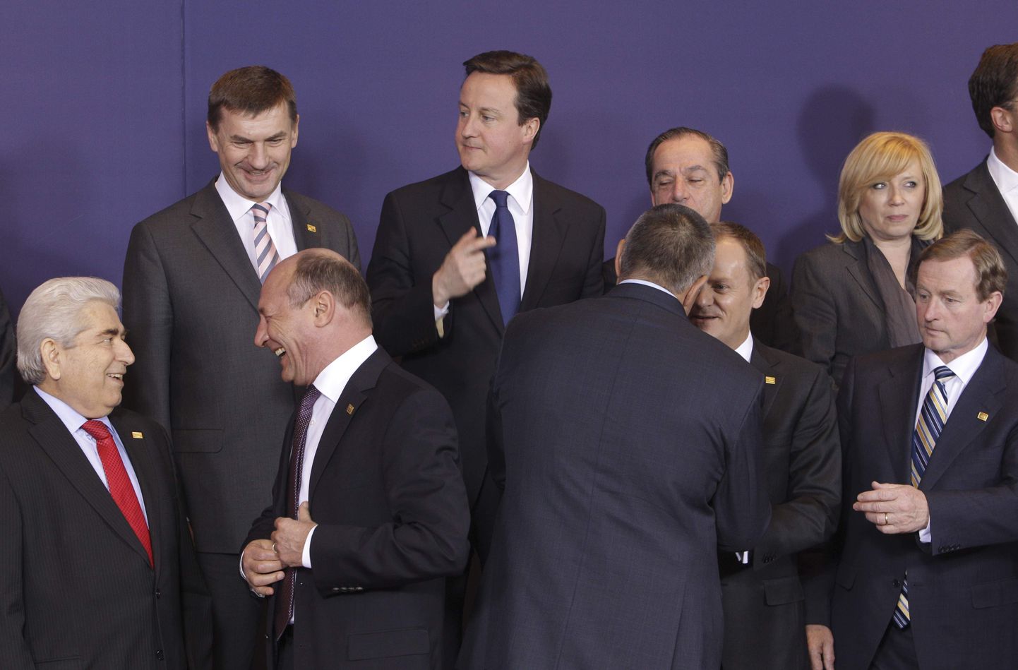 Euroliidu riikide liidrid Euroopa Ülemkogu ühispildil. Eesti peaminister Andrus Ansip seisab Briti valitsusjuhi David Cameroni kõrval.