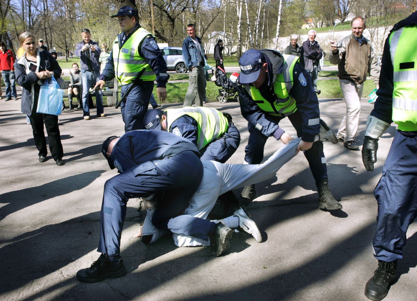 27 апреля 2007 года. Задержание агрессивного демонстранта на бульваре Каарли.