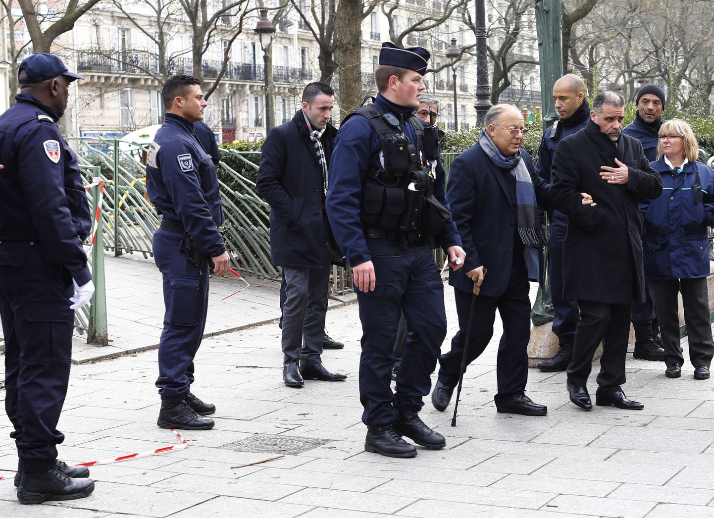 Prantsuse moslemite nõukogu (CFCM) president Dalil Boubakeur (jalutuskepiga) käis täna rünnakupaigas ohvritele austust avaldamas.