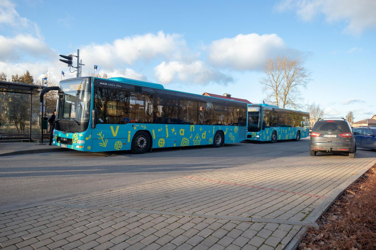Rongifirma Elron esindaja sõnul on rongide liikumine üle riigi omavahel seotud ning Viljandi rongi aegu muutes peaks seda automaatselt tegema ka mujal. Samas ei saa muuta bussiaegu, sest siis kannataksid ülejäänud sõitjad.