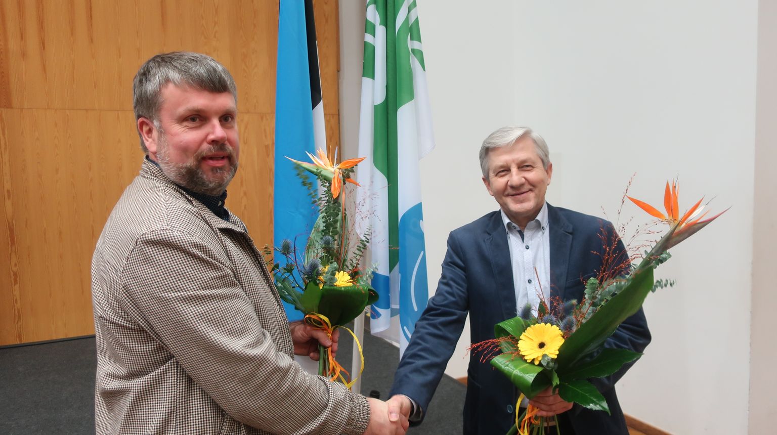 Georg Pelisaarele (paremal) soovis uues ametis edu volikogu senine juht ja nüüdne aseesimees Lennart Liba.