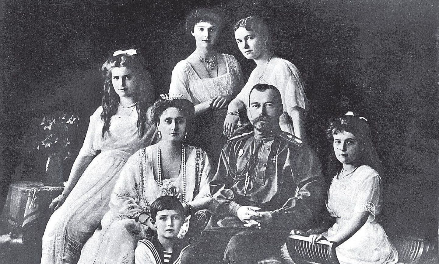 Tsaar Nikolai II ja abikaasa Aleksandra koos nelja tütre ja poja Alekseiga 1914. aastal. Bolševikud mõrvasid terve perekonna 17. juulil 1918. aastal Jekaterinburgis.
