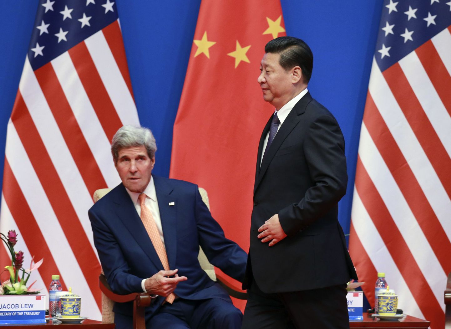 John Kerry (vasakul) ja Xi Jinping.