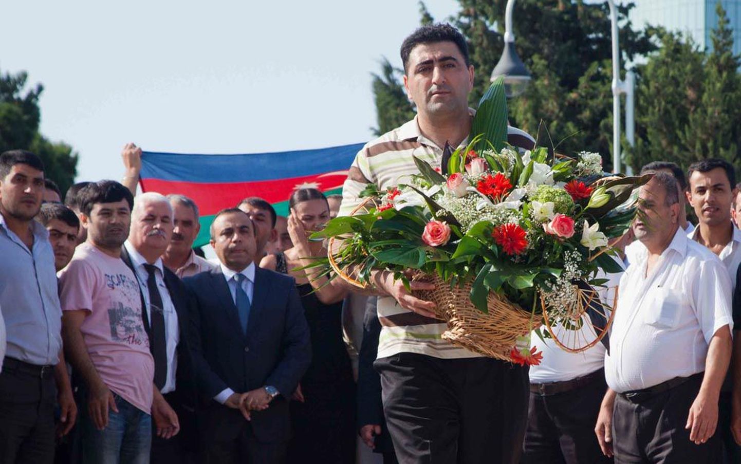 Just kodumaale saabunud leitnant Ramil   Safarov Aserbaidžaani pealinnas Bakuus Märtrite alleel memoriaali juurde lilli viimas.