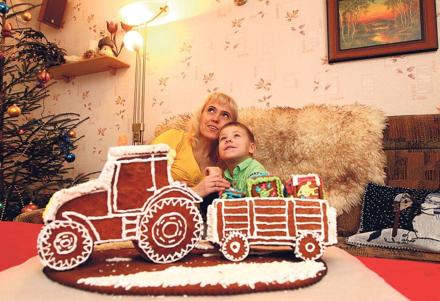 Ema Inga Hanni ja poeg Mait Hanni Annikorust ehitasid kahe peale uhke järelhaagisega traktori.