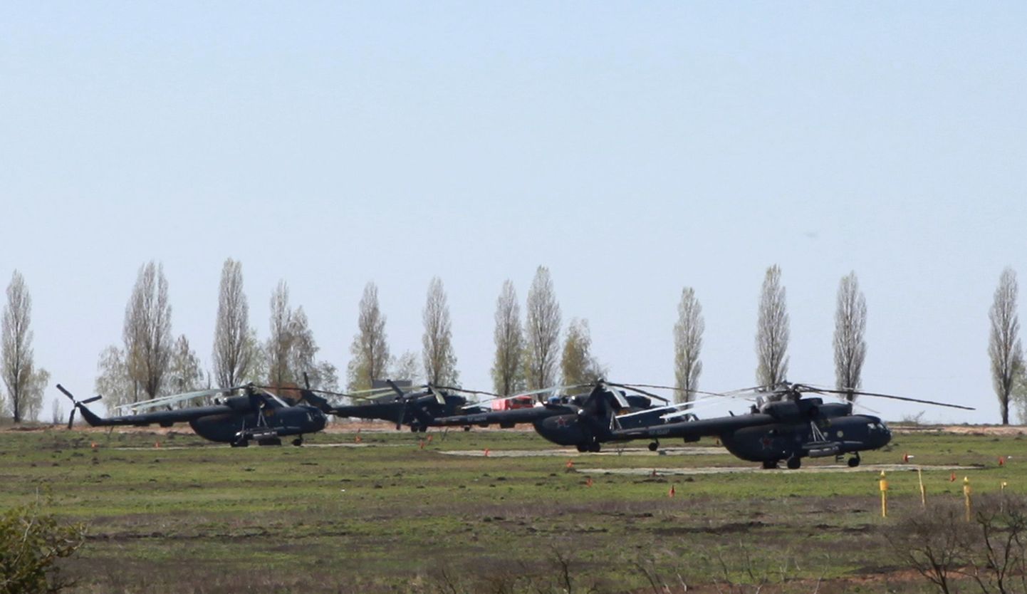 Vene sõjaväekopterid Ukraina piiri lähistele jäävas Belgorodi oblastis Severnõi asulas asuval maandumisplatsil 25. aprillil.