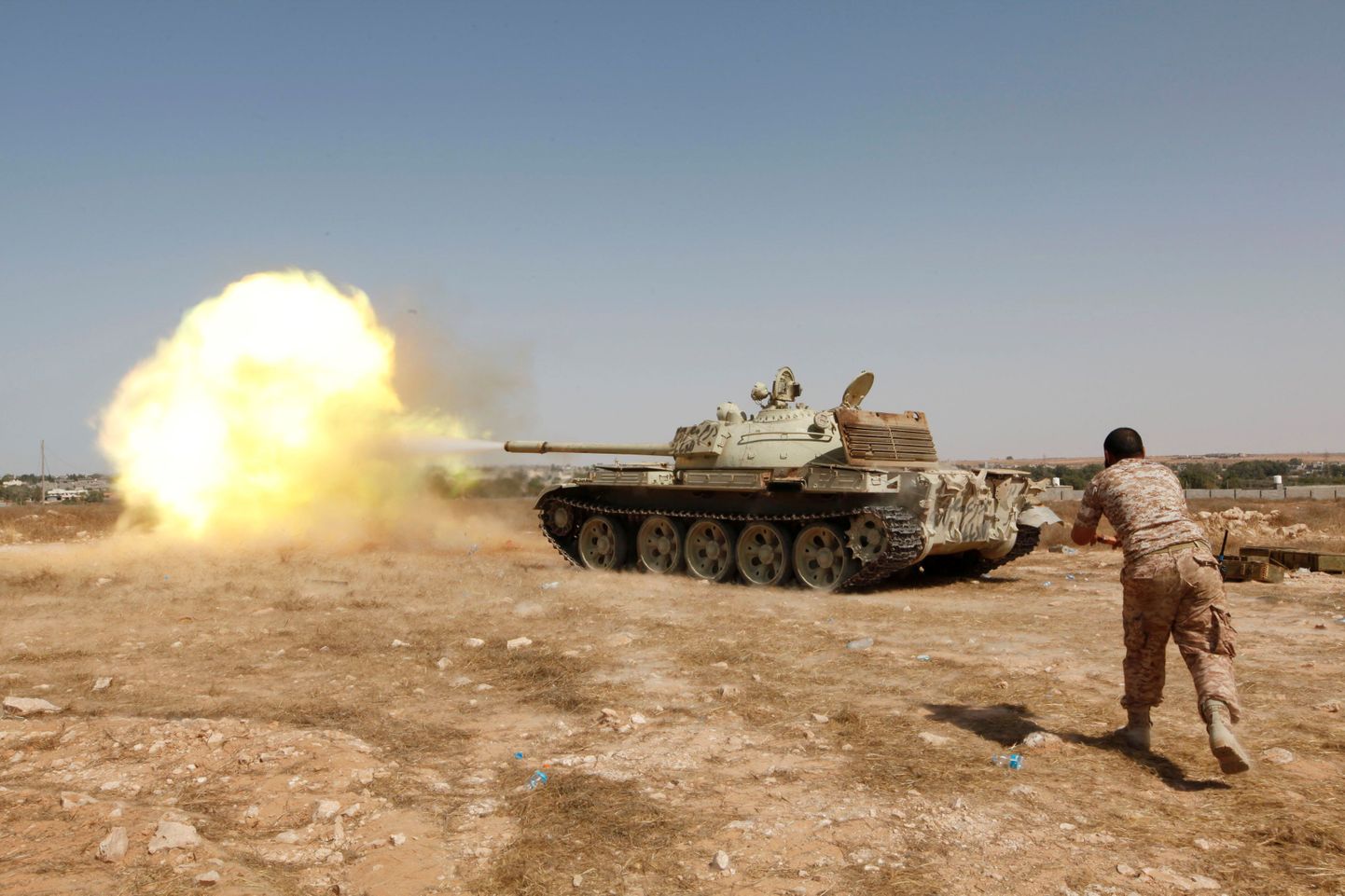 Valitsusmeelsete tank Sirtes võitlemas.