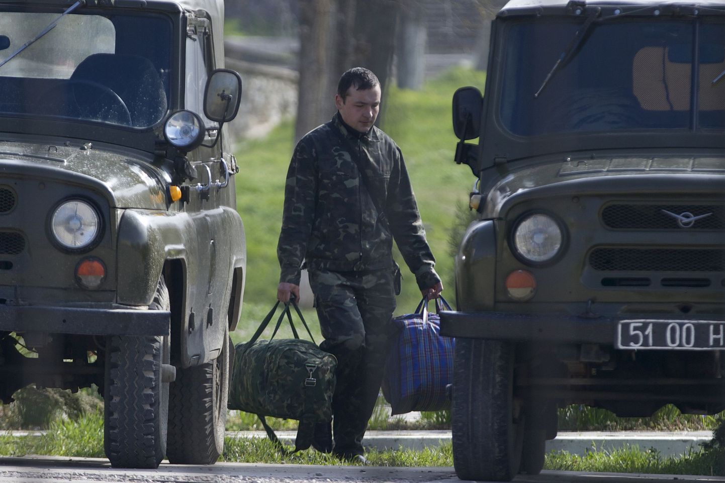 Cолдаты ВВС Украины готовятся к эвакуации с полуострова.