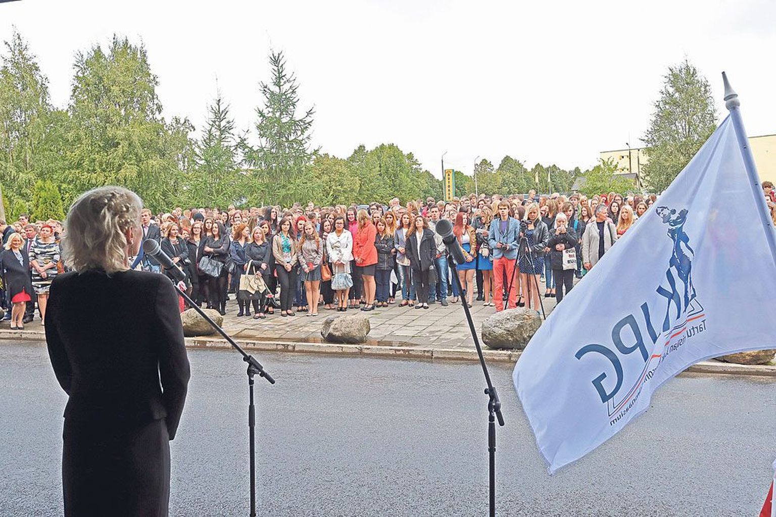 Petersoni gümnaasiumi pere pidas eile kooliõuel avaaktuse, kus neile kõneles direktor Merike Kaste (ülal ja paremal). Alumisel pildil avab direktor Kaste ühes Tartu linnapea Urmas Klaasiga Kristjan Jaak Petersoni pronkskuju, mille autor on Jaak Soans.