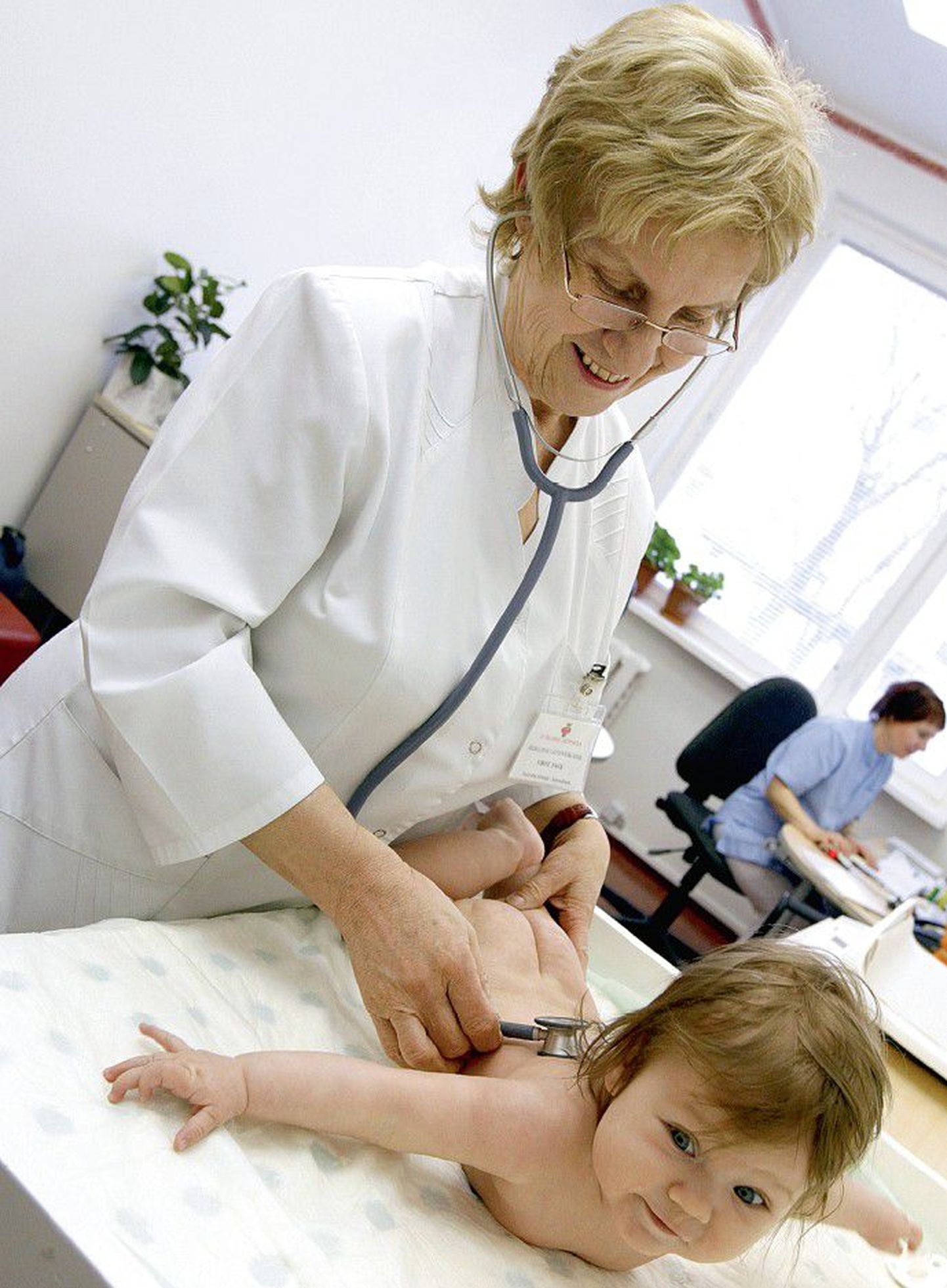 Tallinna lastehaigla Kesklinna lastepolikliiniku lastearst Virve Pagi kontrollimas kuue kuu vanuse Yoko Nora sirgumist. Väikelapsel tervisemuresid ei avastatud.
