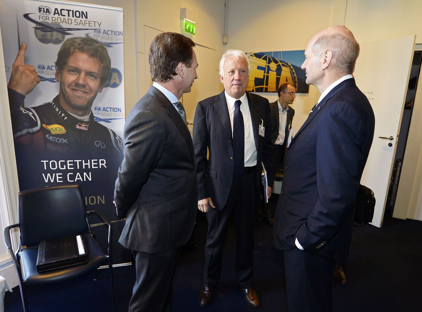 Red Bulli tehnikadirektor Adrian Newey (paremal) ja Red Bulli tiimijuht Christian Horner (vasakul) vestlevad FIA apellatsioonikohtu istungi vaheajal FIA võidusõidudirektori Charlie Whitingiga.