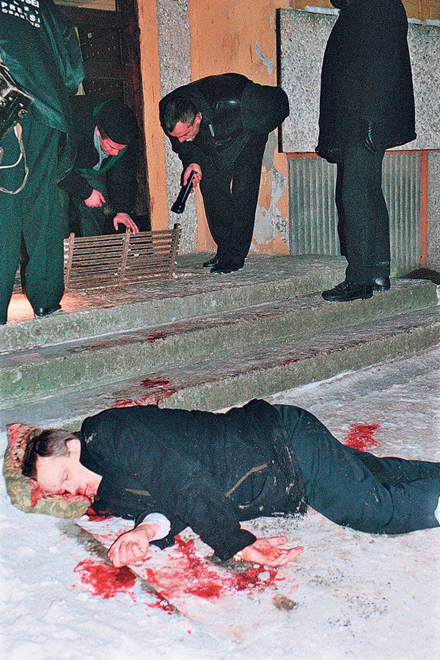 Aaрe Toмсона застрелили перед входом на лестничную площадку, где находилась его квартира. На месте преступления побывал и тогдашний начальник убойного отдела таллиннской полиции Сергей Элошвили (в центре).