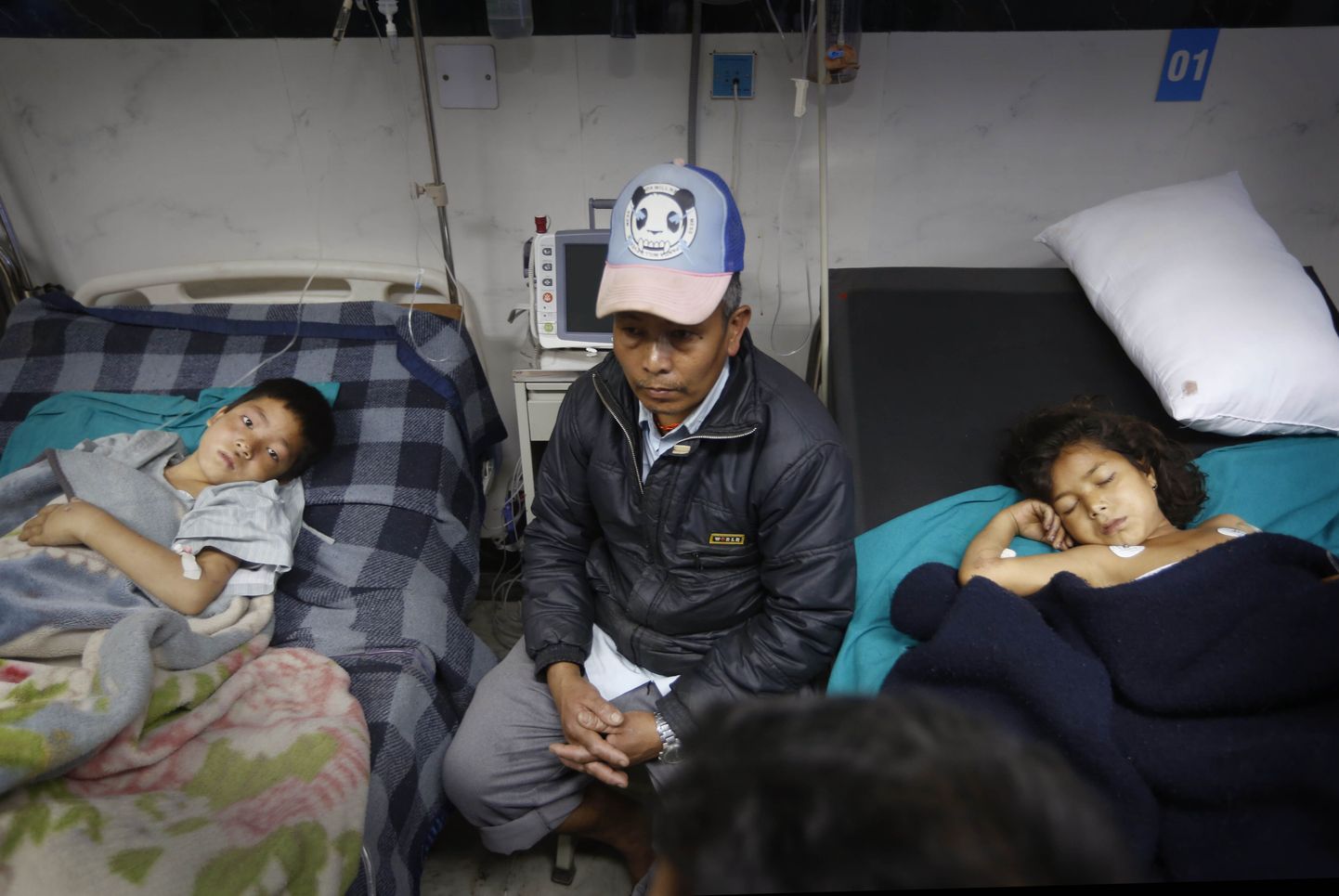 Nepaallane Kathmandu haiglas oma laste juures, kes said maavärinas vigastada, kuid jäid ellu