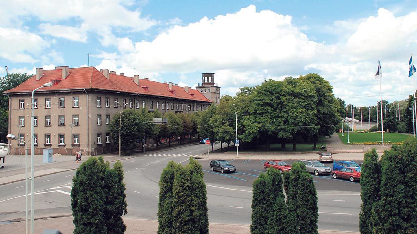 Akadeemia tänav ei kuulu Pärnu vanimate tänavate hulka, küll aga jõepoolne ots, kus asus väike Elevandi tänav.