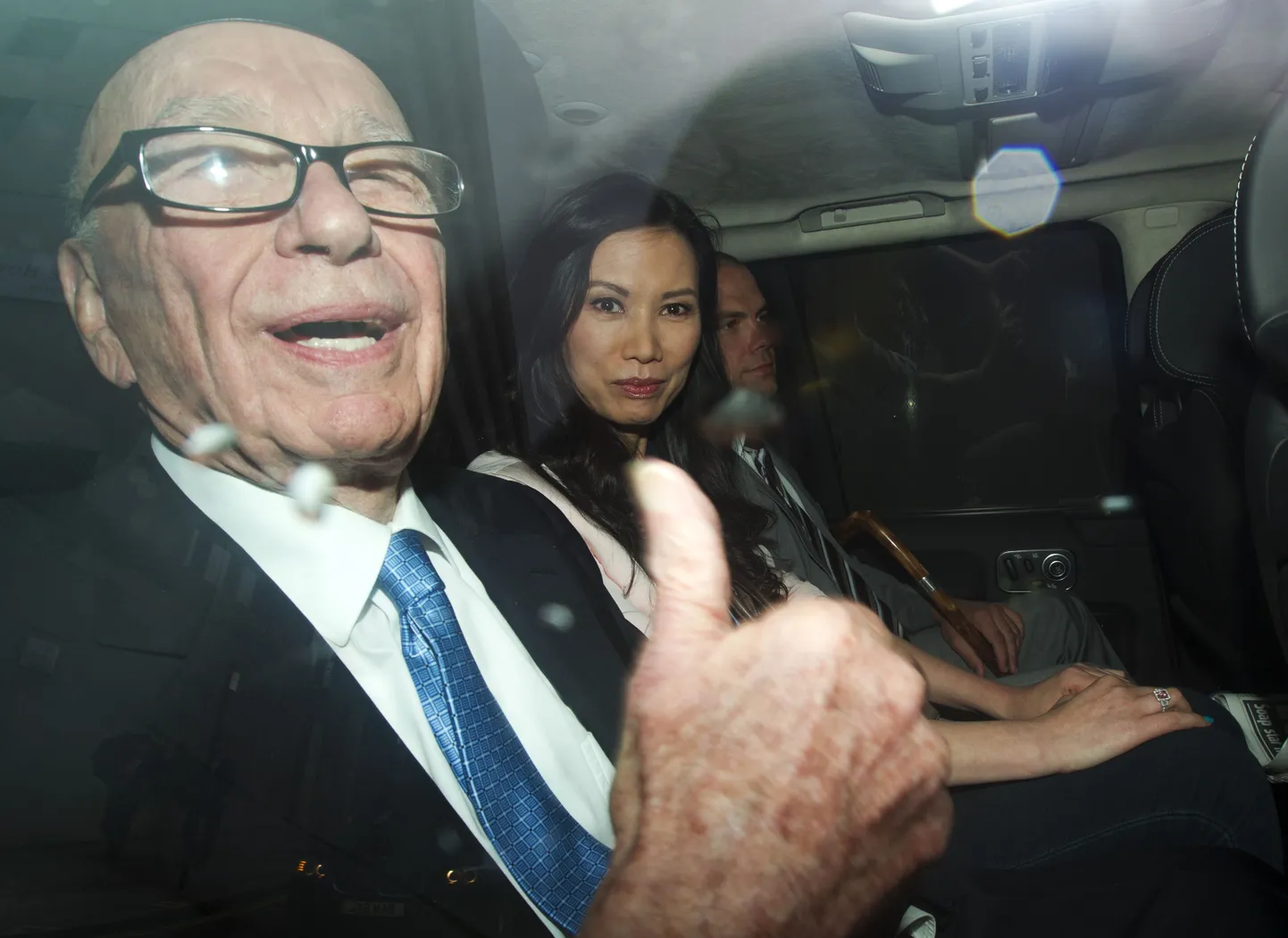 News Corporationi tegevjuht Rupert Murdoch koos abikaasa Wendiga täna Londonis.