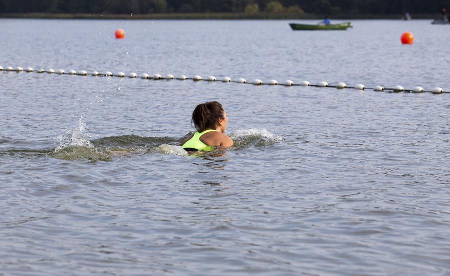 Soe september soosis nautlevat ujumist veel kuu lõpuni. Pilt on tehtud 21. septembril Viljandi järve ääres.