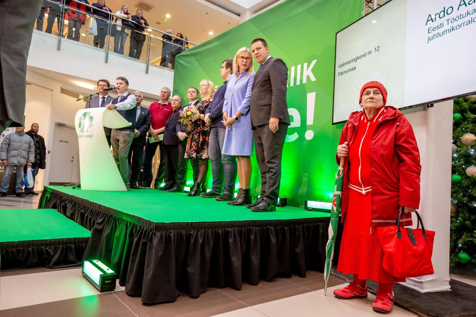 Keskerakonna esimees, peaminister Jüri Ratas kutsus täna pärnakaid Port Artur 2 aatriumi tutvuma Keskerakonna riigikogukandidaatidega Pärnumaalt. Kuna kellaaeg oli väga varane, oli võimalik kohale tulla vaid pensionäridel ja päevavarastel, tõsi, viimaseid võis ühe käe sõrmedel kokku lugeda. Vanemas eas inimesi oli see-eest kümnete kaupa.